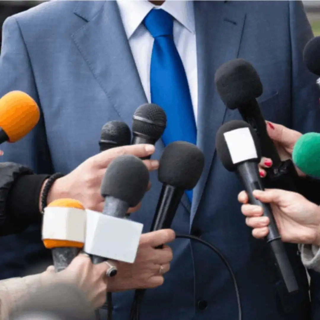 How to Get the Media To Call You: With Heart Thumping Headlines + Hooks